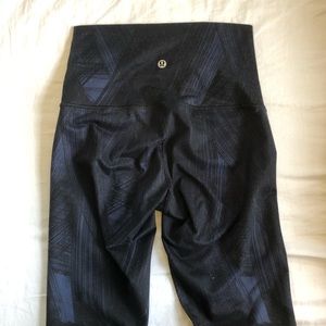 Lululemon Wunder Unders - size 4